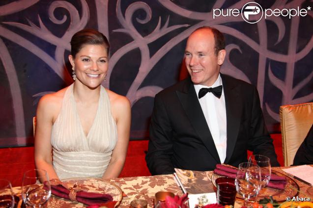 Le Prince Albert II de Monaco et la princesse Victoria de Suède au dîner de gala de l'E.O.R.T.C à l'Opéra Garnier de Monte Carlo à Monaco le 9 octobre 2009