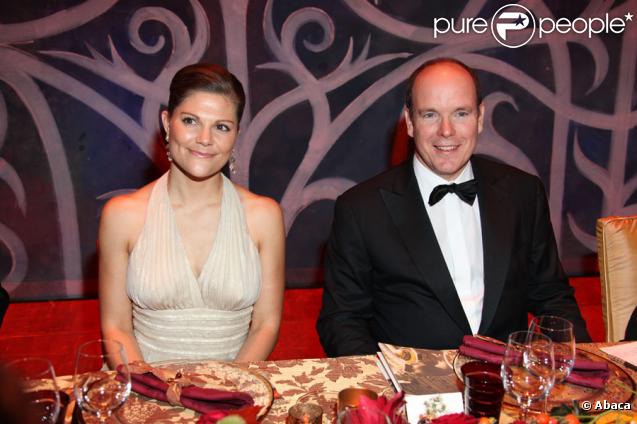 Le Prince Albert II de Monaco et la princesse Victoria de Suède au dîner de gala de l'E.O.R.T.C à l'Opéra Garnier de Monte Carlo à Monaco le 9 octobre 2009