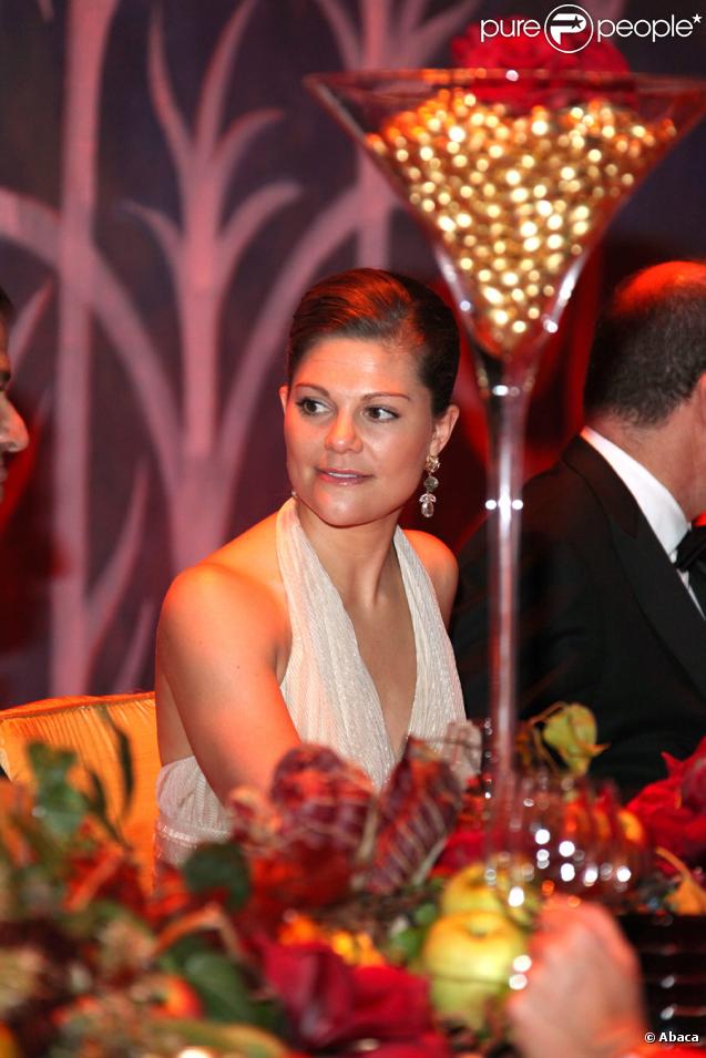 Le Prince Albert II de Monaco et la princesse Victoria de Suède au dîner de gala de l'E.O.R.T.C à l'Opéra Garnier de Monte Carlo à Monaco le 9 octobre 2009