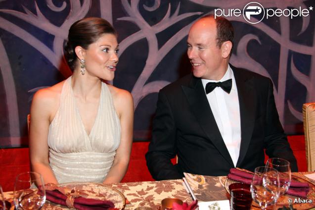 Le Prince Albert II de Monaco et la princesse Victoria de Suède au dîner de gala de l'E.O.R.T.C à l'Opéra Garnier de Monte Carlo à Monaco le 9 octobre 2009