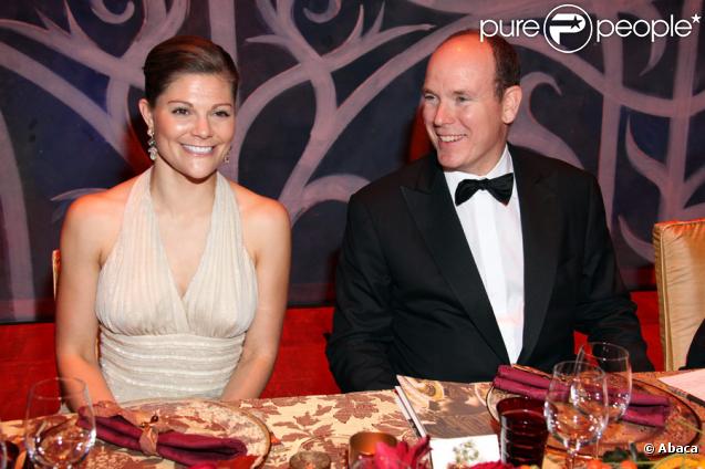 Le Prince Albert II de Monaco et la princesse Victoria de Suède au dîner de gala de l'E.O.R.T.C à l'Opéra Garnier de Monte Carlo à Monaco le 9 octobre 2009