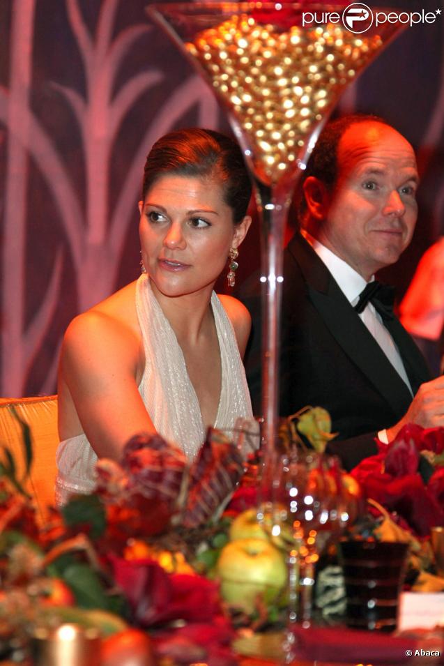 Le Prince Albert II de Monaco et la princesse Victoria de Suède au dîner de gala de l'E.O.R.T.C à l'Opéra Garnier de Monte Carlo à Monaco le 9 octobre 2009
