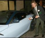 Lapo Elkann présente sa Lamborghini intérieur jean 