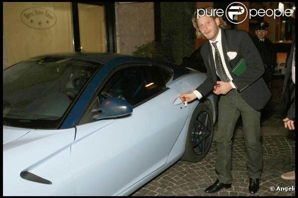 Lapo Elkann présente sa Lamborghini intérieur jean 