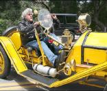 Jay Leno au volant d'une bien étrange voiture va déjeuner en toute décontraction