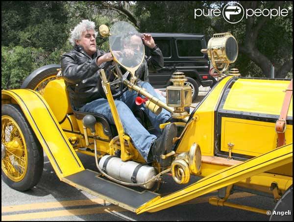 Jay Leno au volant d'une bien étrange voiture va déjeuner en toute décontraction
