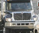  Ashton Kutcher emmène les filles de sa femme Demi Moore, Scout et Rumer au volant de son nouveau truck Navistar CXT   