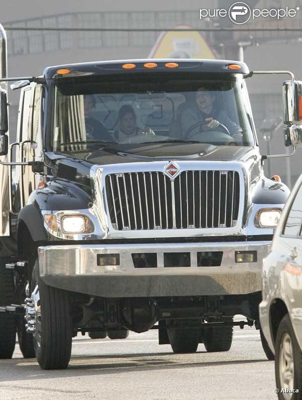  Ashton Kutcher emmène les filles de sa femme Demi Moore, Scout et Rumer au volant de son nouveau truck Navistar CXT   