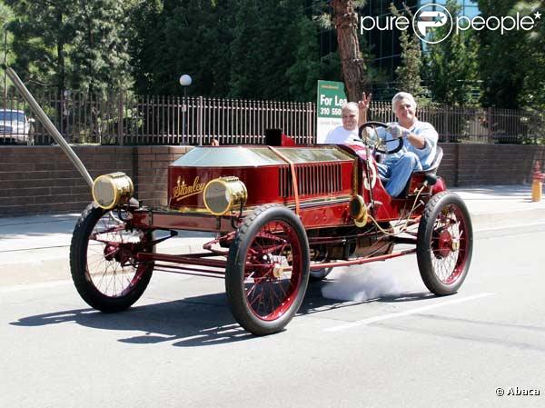 Jay Leno conduit l'une de ses surprenantes voitures 