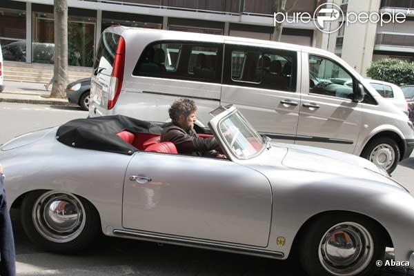 Stéphane Guillon sort de Canal + au volant de sa Porsche Speedster 