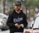 Shia Labeouf à côté de sa magnifique et impressionnante voiture de collection 
