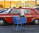 Shia Labeouf à côté de sa magnifique et impressionnante voiture de collection