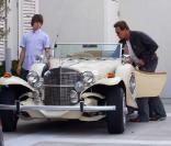 Arnold Schwarzenegger et son fils montent dans leur  Excalibur Phaeton 