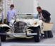 Arnold Schwarzenegger et son fils montent dans leur  Excalibur Phaeton 