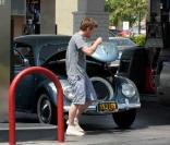 Ewan McGregor met de l'essence dans sa  Volkswagen Beetle vintage  