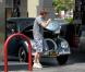 Ewan McGregor met de l"essence dans sa  Volkswagen Beetle vintage  