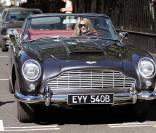 Elle MacPherson au volant de son Aston Martin vintage 