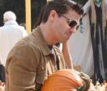 David Boreanaz, sa femme Jaime Bergman et leur fils Jaden Rayne achètent une citrouille pour Halloween chez Mr. Bones Pumpkin Patch à Los Angeles le 10 octobre 2009 