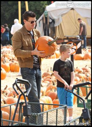 David Boreanaz, sa femme Jaime Bergman et leur fils Jaden Rayne achètent une citrouille pour Halloween chez Mr. Bones Pumpkin Patch à Los Angeles le 10 octobre 2009 