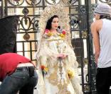 Dita Von Teese en plein shooting devant les Beaux Arts à Paris