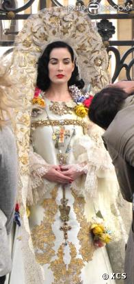 Dita Von Teese en plein shooting devant les Beaux Arts à Paris