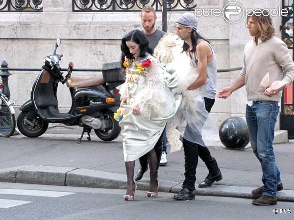 Dita Von Teese en plein shooting devant les Beaux Arts à Paris