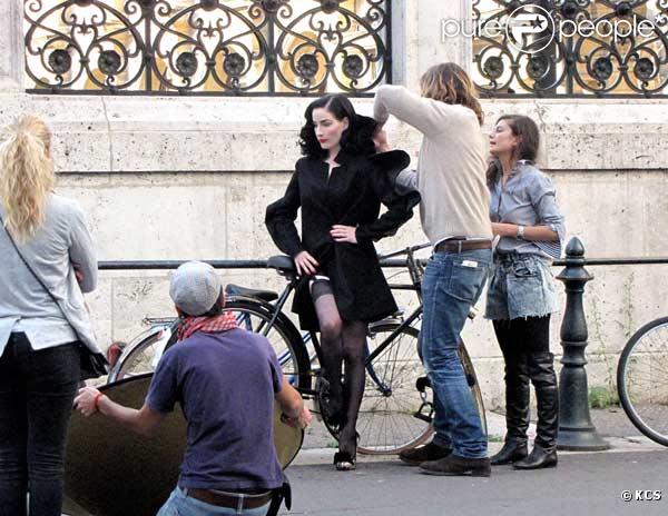 Dita Von Teese en plein shooting devant les Beaux Arts à Paris