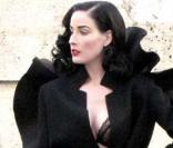 Dita Von Teese en plein shooting devant les Beaux Arts à Paris