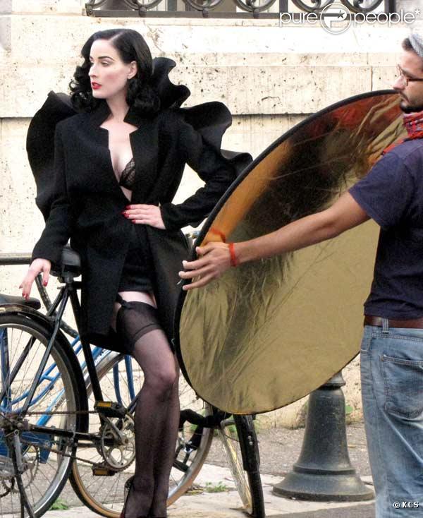 Dita Von Teese en plein shooting devant les Beaux Arts à Paris