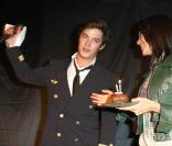 Karine Lima apporte le gâteau au comédien Aurélien Wiik, à l'occasion de son 29e anniversaire, à Paris, le 12 octobre 2009 !