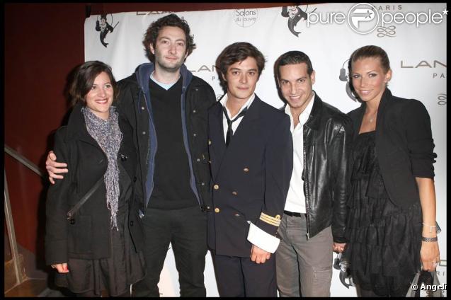 Vincent Desagnat et sa compagne Audrey, et Benjamin Morgaine et sa femme Elodie, entourent Aurélien Wiik, à l'occasion de son 29e anniversaire, à Paris, le 12 octobre 2009 !