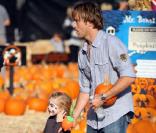Larry Birkhead et sa fille Dannielynn (enfant d'Anna Nicole Smith), se baladent à la  Mr Bones Pumpkin Patch  de Beverly Hills. 11/10/09 