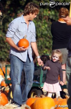 Larry Birkhead et sa fille Dannielynn (enfant d'Anna Nicole Smith), se baladent à la  Mr Bones Pumpkin Patch  de Beverly Hills. 11/10/09 