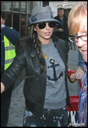 Cheryl Cole arrive aux studios de Radio One à Londres, le 13 octobre 2009