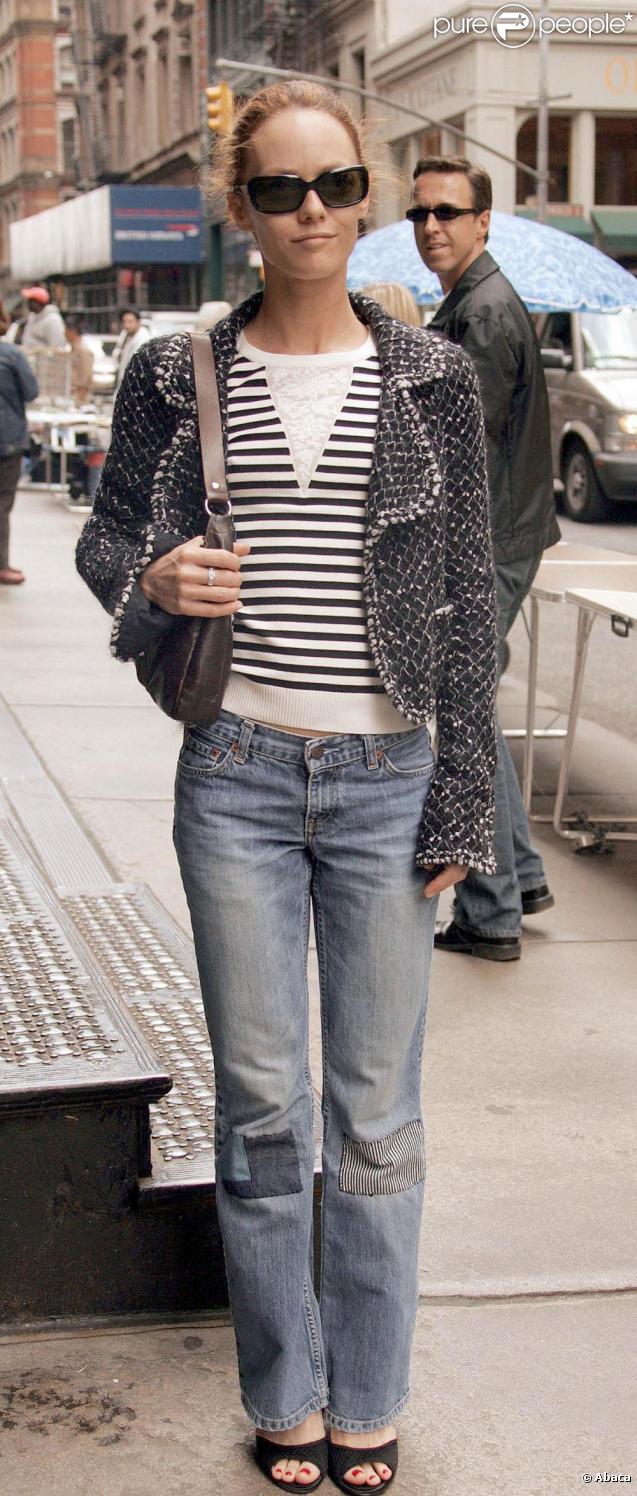 Vanessa Paradis joue sa Parisienne parfaite à New York en la portant avec un jean rapiécé.  