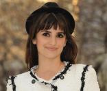 Penélope Cruz la joue working-girl en noir et blanc. Quelle classe ! 