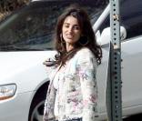 Penélope Cruz en version plus casual, accessoirise son indémodable veste à un jean trompette ! 