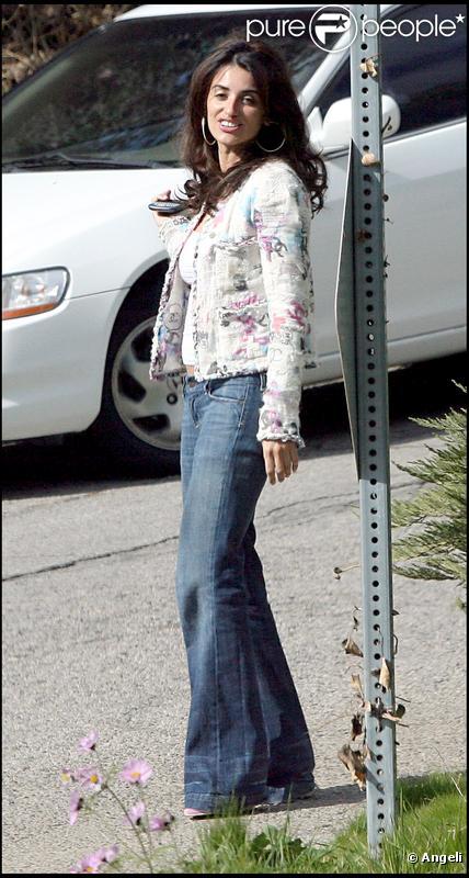 Penélope Cruz en version plus casual, accessoirise son indémodable veste à un jean trompette ! 