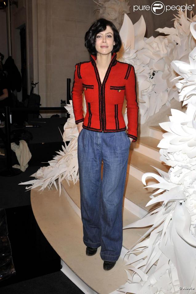 Anna Mouglalis la porte en marine et rouge, avec un jean large, pour un style casual chic ! 