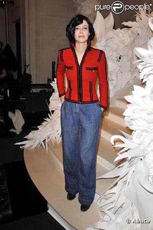 Anna Mouglalis la porte en marine et rouge, avec un jean large, pour un style casual chic ! 