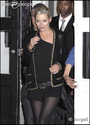 Kate Moss opte pour le noir et la couleur or ! So chic and rock !