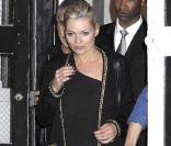 Kate Moss opte pour le noir et la couleur or ! So chic and rock ! 