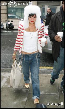 Lily Allen, toujours aussi pétillante et impertinente, l'aime rayée et l'agrémente d'une chapka !