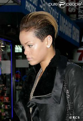 Rihanna et sa nouvelle coupe de cheveux, devant le studio d'enregistrement à New-York le 13 octobre 2009 