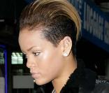 Rihanna et sa nouvelle coupe de cheveux, devant le studio d'enregistrement à New-York le 13 octobre 2009 