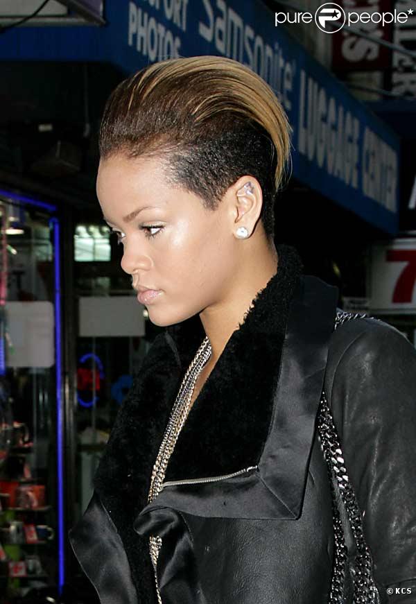 Rihanna et sa nouvelle coupe de cheveux, devant le studio d'enregistrement à New-York le 13 octobre 2009 