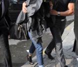 Emilie arrive dans les locaux  d'Europe 1 (fin septembre 2009)