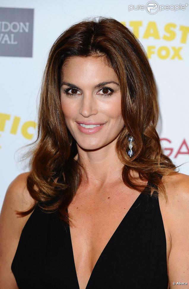 Cindy Crawford, resplendissante, à l'occasion de la grande soirée donnée pour l'avant-première du  Fantastique Mr. Fox , à la Saatchi Gallery de Londres, le 14 octobre 2009 !