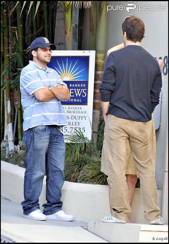 Jamie-Lynn Sigler et son homme Jerry Ferrara visitent de nombreuses maisons pour trouver quelle sera celle qui abritera leur amour. Octobre 2009