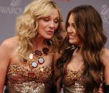 Miley Cyrus et Kim Catrall portent la même robe... le 17 octobre 2009 sur le tournage de Sex and the City !